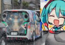 Miku Hatsune als Figur im Auto in Japan
